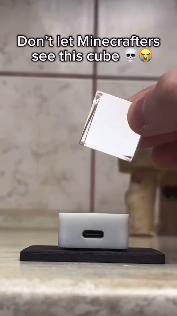 Crystal Display GIF Cube Desktop Gadget