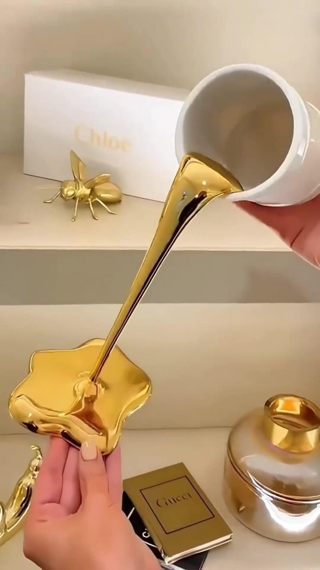 WeiLaiKeQi Molten Gold Floating Coffee Cup Sculpture