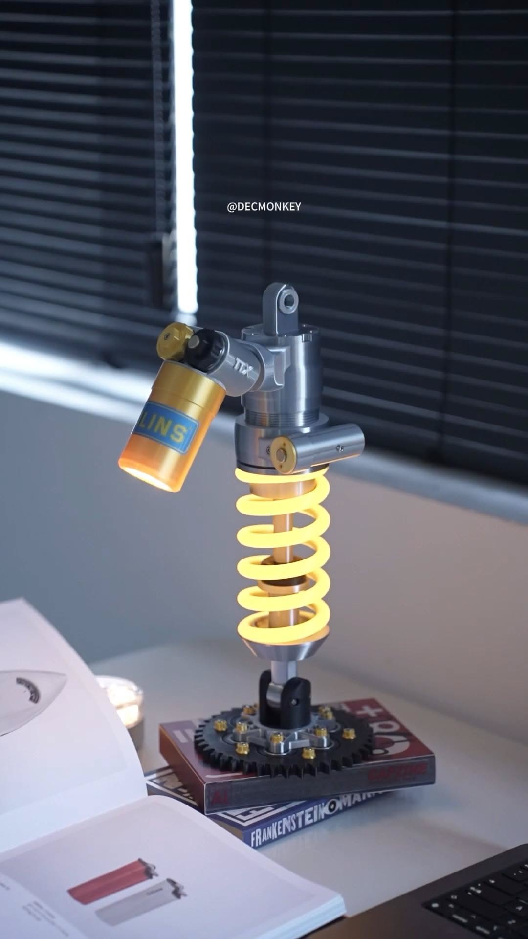 NIKOLATOY Shock Absorber Table Lamp