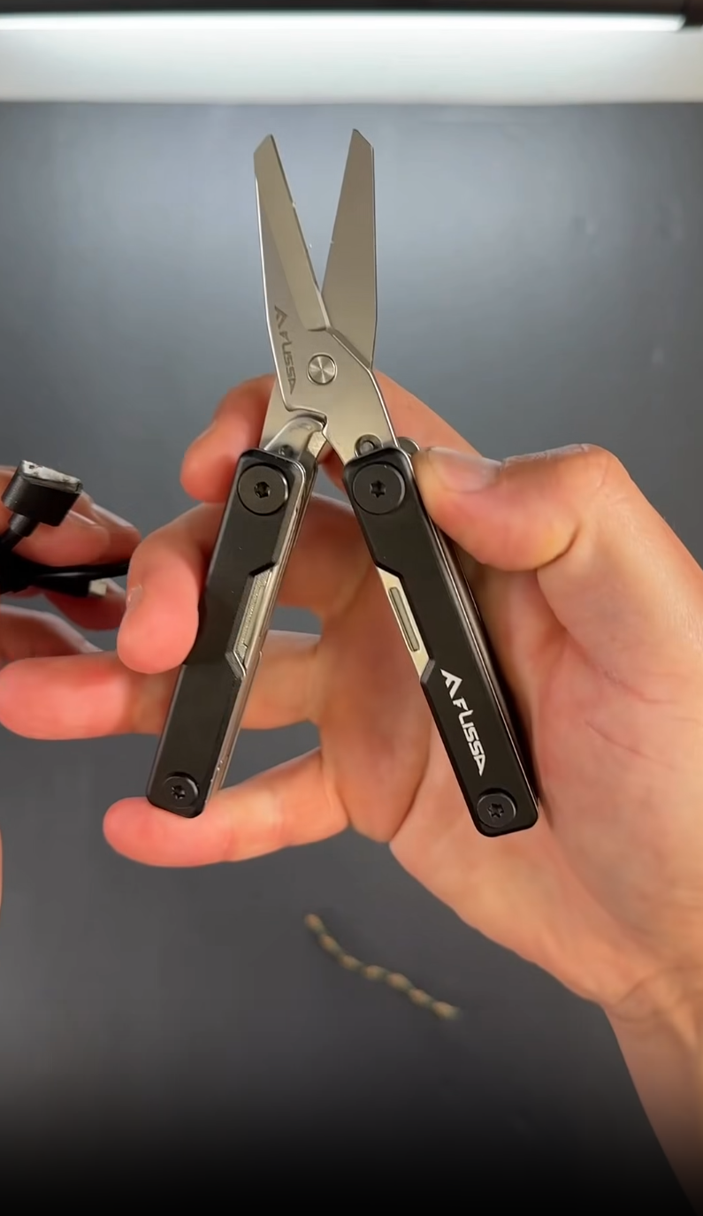 FLISSA 11-in-1 Scissor-Centric Multitool